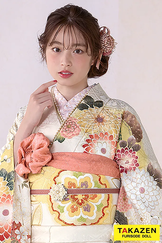 TAKAZENのレンタル振袖 正統派古典　アイボリー/くすみカラー　菊柄/御所車/柄小さめ　かわいらしい振袖　清楚　はんなり　葛西杏也菜【通販可】26024