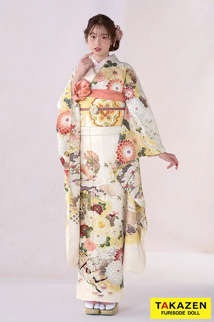 TAKAZENのレンタル振袖 正統派古典　アイボリー/くすみカラー　菊柄/御所車/柄小さめ　かわいらしい振袖　清楚　はんなり　葛西杏也菜【通販可】26024
