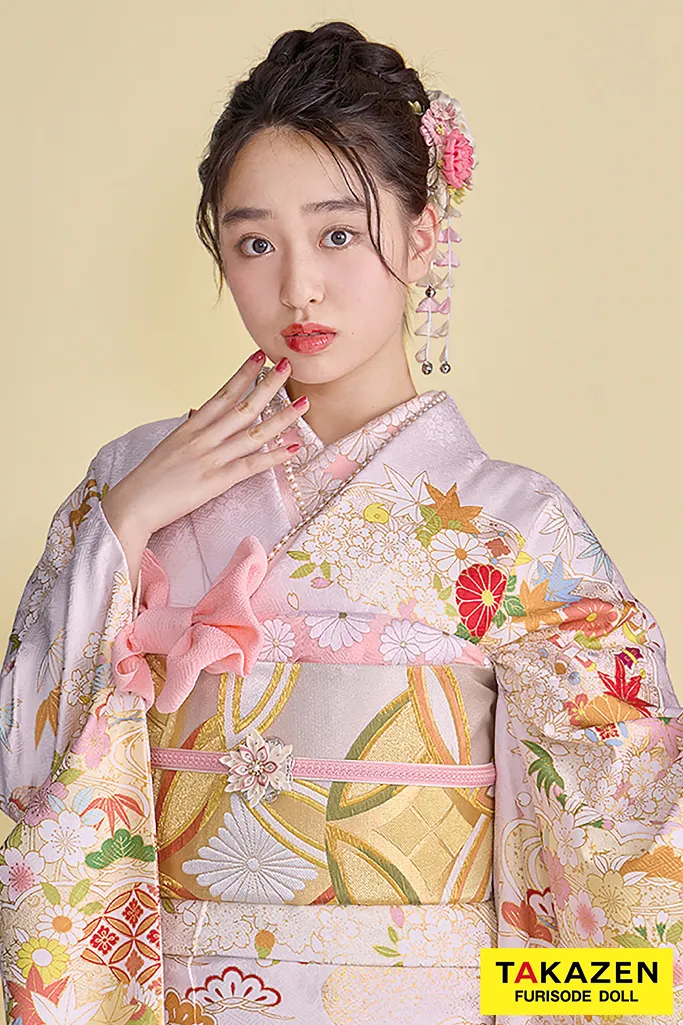 TAKAZENのレンタル振袖 プレミアム古典　青柳/最高級手描友禅　ピンク/薄い色　菊柄　かわいらしい振袖　はんなり　上品　清楚　藤岡舞衣【通販可】26049