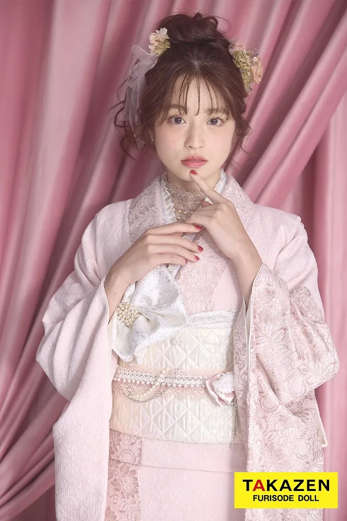 TAKAZENのレンタル振袖 最新作くすみカラーガーリー　ピンク/淡い色　無地　レース/ジャガード生地　かわいい振袖　フェミニン　量産型　レースインナーコーデ　葛西杏也菜【通販可】26055
