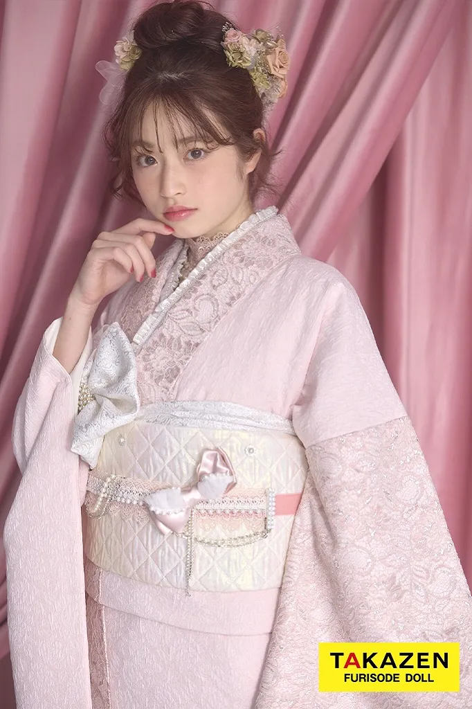 TAKAZENのレンタル振袖 最新作くすみカラーガーリー　ピンク/淡い色　無地　レース/ジャガード生地　かわいい振袖　フェミニン　量産型　レースインナーコーデ　葛西杏也菜【通販可】26055