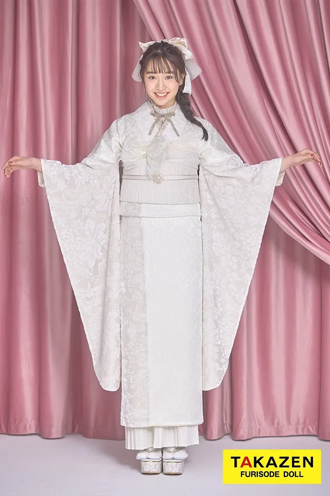 TAKAZENのレンタル振袖 最新作くすみカラー　オフホワイト　ベルベット生地/ジャガード生地　かわいい　お洒落　プリーツスカート　ガーリーな振袖　藤岡舞依【通販可】26056