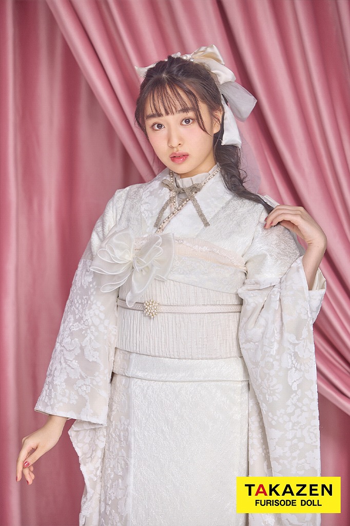 TAKAZENのレンタル振袖 最新作くすみカラー　オフホワイト　ベルベット生地/ジャガード生地　かわいい　お洒落　プリーツスカート　ガーリーな振袖　藤岡舞依【通販可】26056