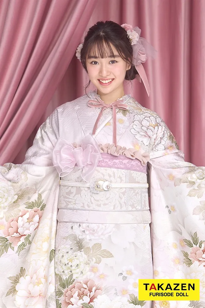 TAKAZENのレンタル振袖 最新作くすみカラーガーリー　薄ピンク/淡い色　牡丹柄　かわいい　トレンド　リボンコーデ　フェミニン　藤岡舞衣【通販可】26057