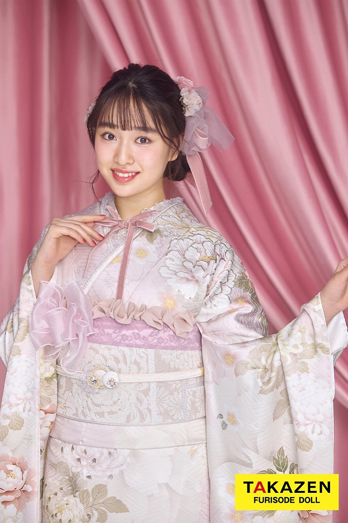 TAKAZENのレンタル振袖 最新作くすみカラーガーリー　薄ピンク/淡い色　牡丹柄　かわいい　トレンド　リボンコーデ　フェミニン　藤岡舞衣【通販可】26057