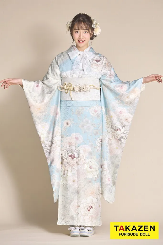 TAKAZENのレンタル振袖 最新作くすみカラーガーリー　水色/アイスブルー/淡い色　牡丹柄　かわいい　流行　おしゃれ　ワントーンコーデ　綺麗　藤岡舞衣【通販可】26058