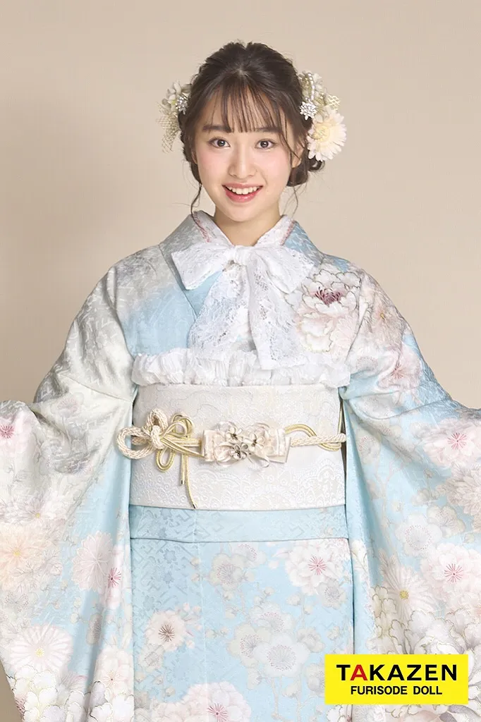 TAKAZENのレンタル振袖 最新作くすみカラーガーリー　水色/アイスブルー/淡い色　牡丹柄　かわいい　流行　おしゃれ　ワントーンコーデ　綺麗　藤岡舞衣【通販可】26058