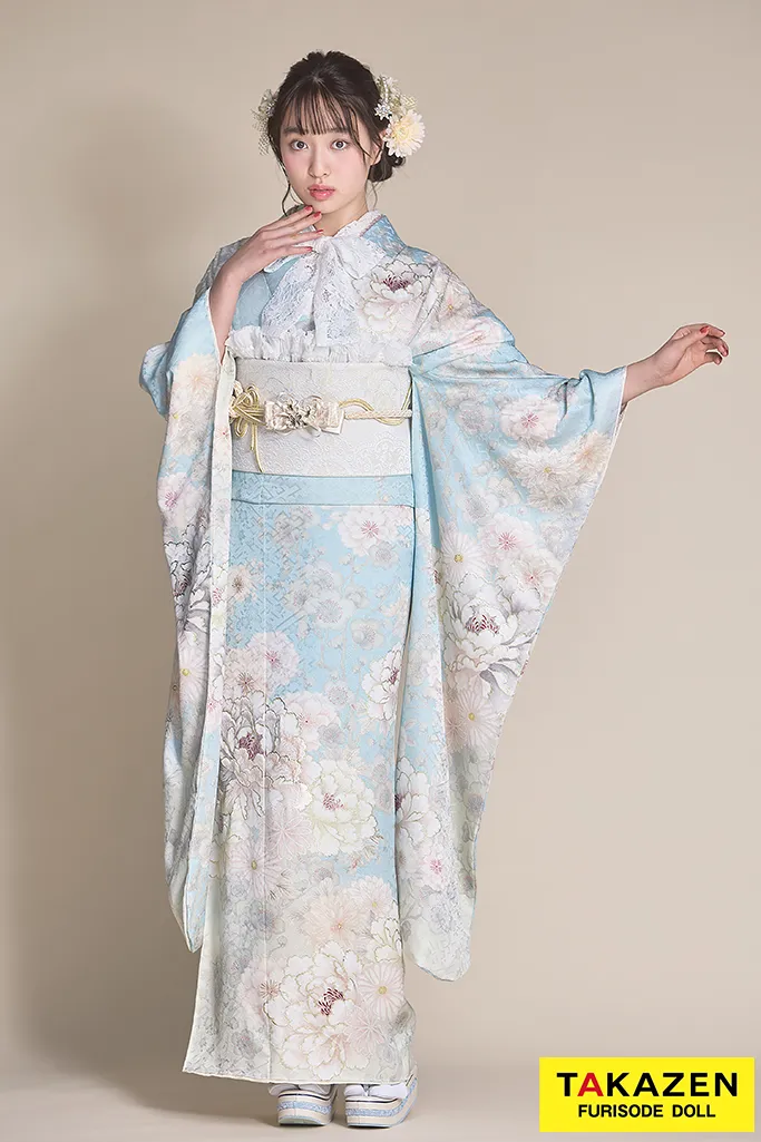 TAKAZENのレンタル振袖 最新作くすみカラーガーリー　水色/アイスブルー/淡い色　牡丹柄　かわいい　流行　おしゃれ　ワントーンコーデ　綺麗　藤岡舞衣【通販可】26058