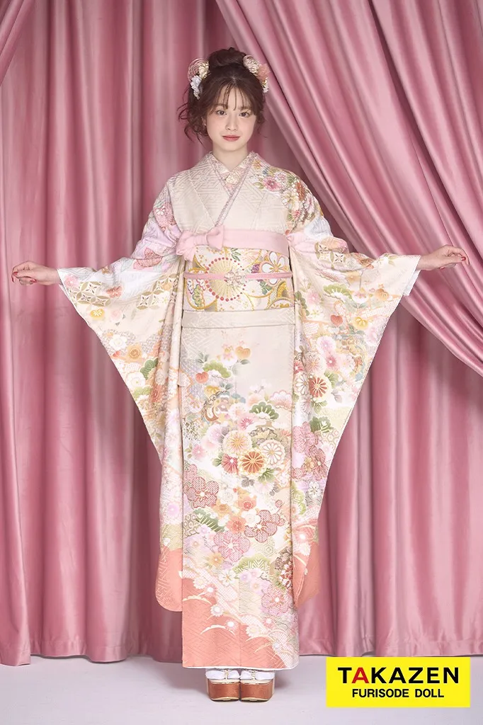 TAKAZENのレンタル振袖 最新作くすみカラー古典　サーモンピンク/ピンクベージュ　菊柄/梅柄　かわいい　清楚　おしとやか　上品　葛西杏也菜【通販可】26061