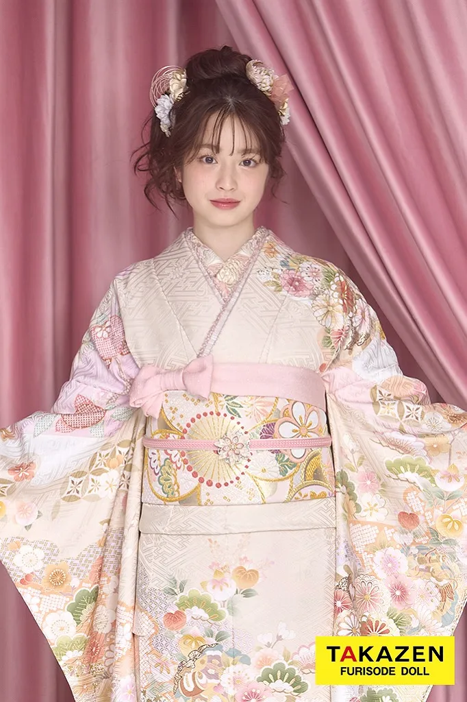 TAKAZENのレンタル振袖 最新作くすみカラー古典　サーモンピンク/ピンクベージュ　菊柄/梅柄　かわいい　清楚　おしとやか　上品　葛西杏也菜【通販可】26061