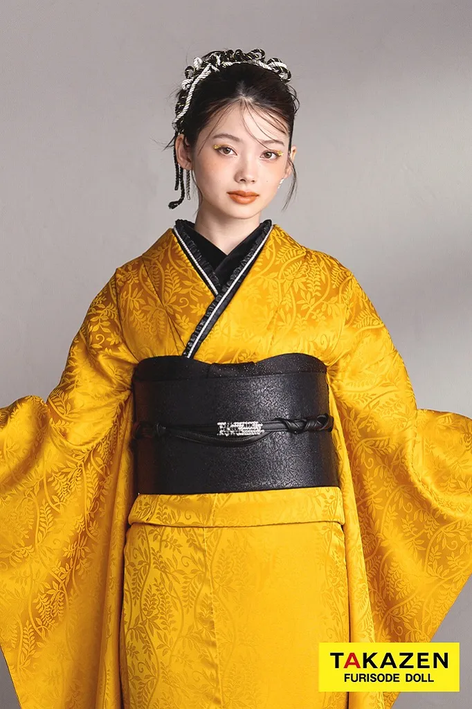 TAKAZENのレンタル振袖 最新作ヴィンテージスタイル　からし/マスタード/ビタミンカラー　無地　シンプル　個性派　目立つ　かぶらない　派手　ブーツコーデ　南琴奈【通販可】26063
