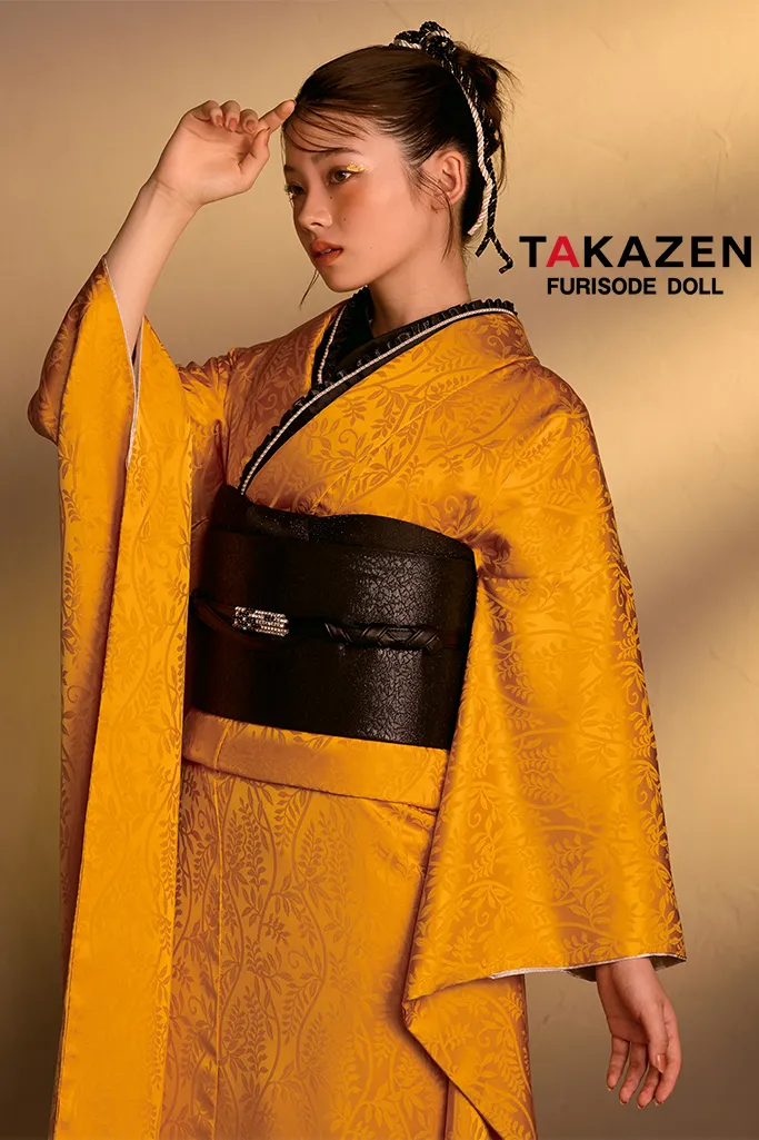 TAKAZENのレンタル振袖 最新作ヴィンテージスタイル　からし/マスタード/ビタミンカラー　無地　シンプル　個性派　目立つ　かぶらない　派手　ブーツコーデ　南琴奈【通販可】26063