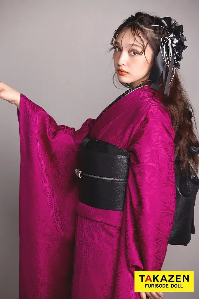 TAKAZENのレンタル振袖 最新作ヴィンテージスタイル　紫/ワインレッド　無地　シンプル　個性的　目立つ　かっこいい　かぶらない　派手　ブーツスタイル　香川るな【通販可】26064