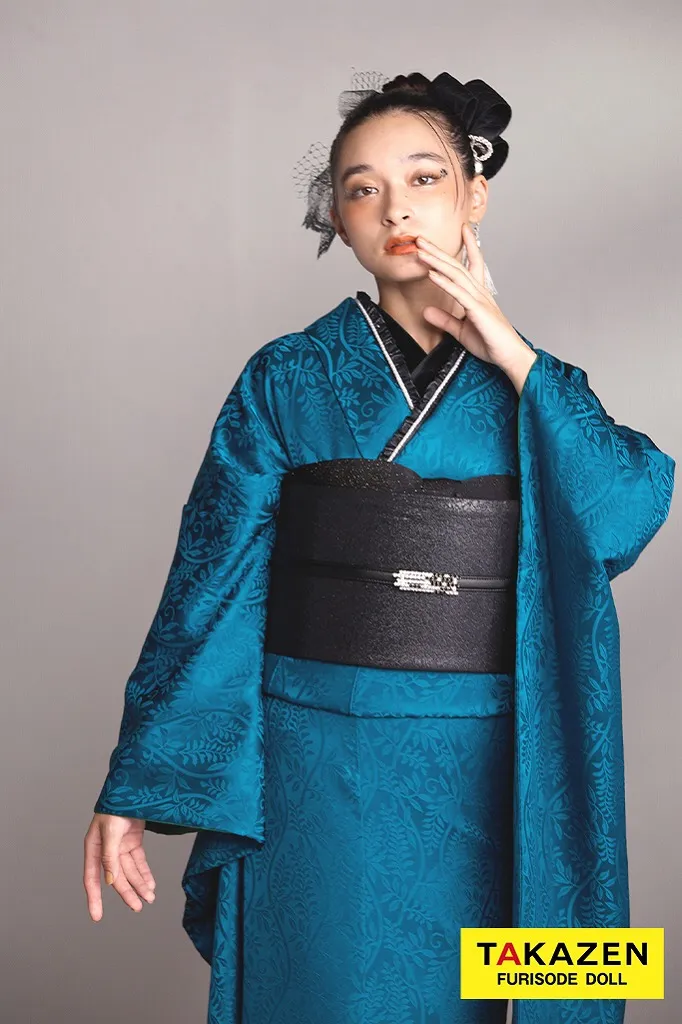 TAKAZENのレンタル振袖 最新作ヴィンテージスタイル　青/ブルー　無地　シンプル　クール　目立つ　かっこいい　かぶらない　派手　ブーツスタイル　弓ライカ【通販可】26065