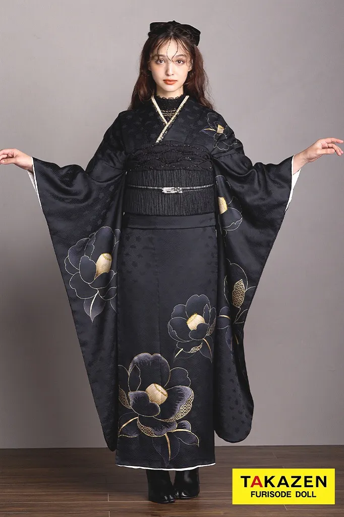 TAKAZENのレンタル振袖 最新作ヴィンテージスタイル　黒/オールブラック　椿　おしゃれ　シンプル　ワンポイント　柄少なめ　シック　ブーツスタイル　香川るな【通販可】26068