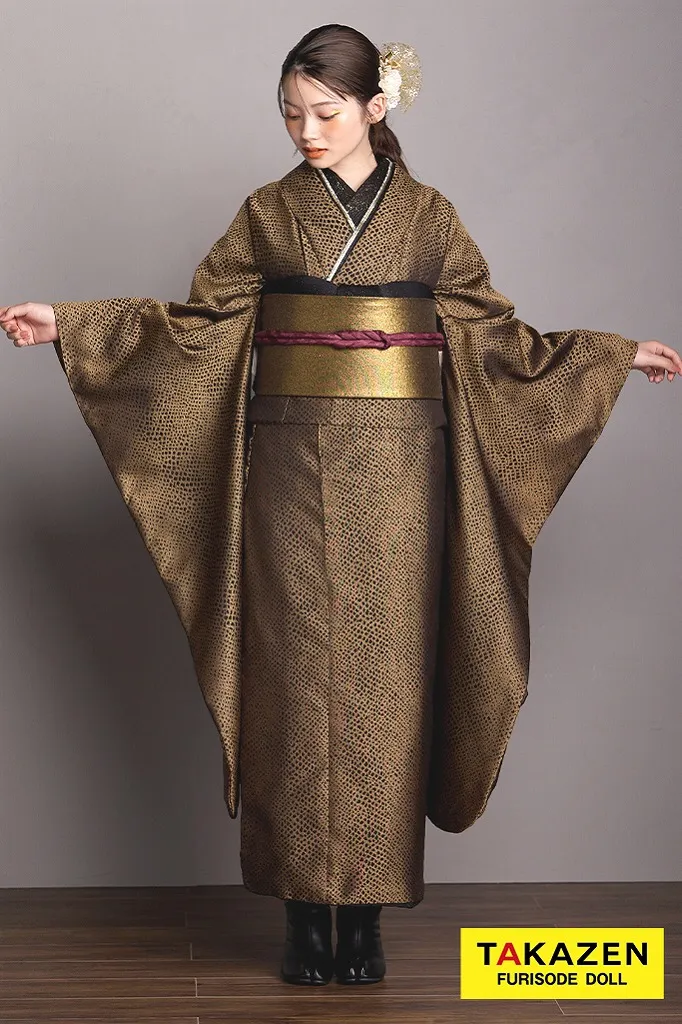 TAKAZENのレンタル振袖 最新作ヴィンテージスタイル　ゴールド/金　パイソン　かっこいい　誰ともかぶらない　珍しい振袖　シック　ブーツスタイル　南琴奈【通販可】26069
