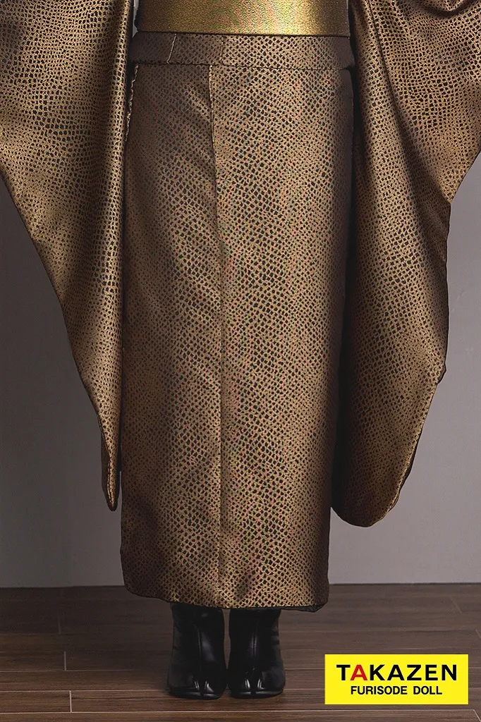 TAKAZENのレンタル振袖 最新作ヴィンテージスタイル　ゴールド/金　パイソン　かっこいい　誰ともかぶらない　珍しい振袖　シック　ブーツスタイル　南琴奈【通販可】26069