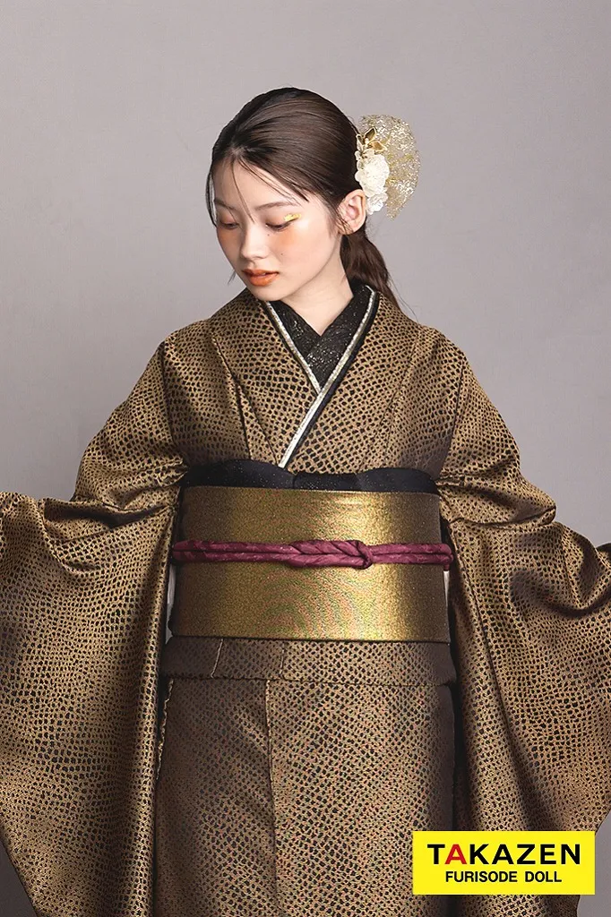 TAKAZENのレンタル振袖 最新作ヴィンテージスタイル　ゴールド/金　パイソン　かっこいい　誰ともかぶらない　珍しい振袖　シック　ブーツスタイル　南琴奈【通販可】26069