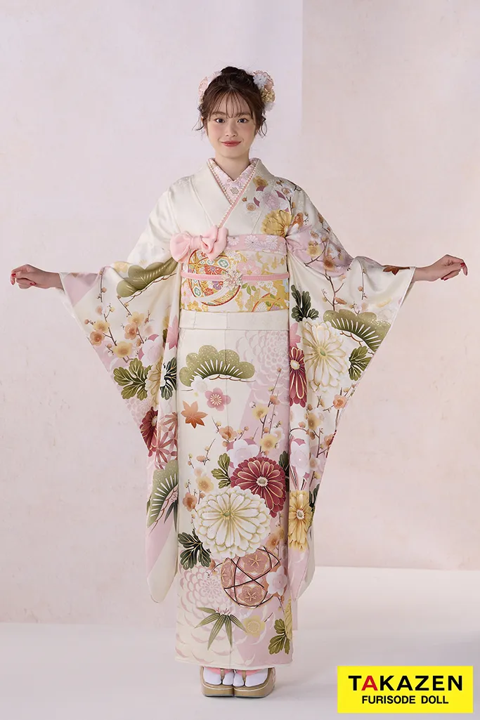 TAKAZENのレンタル振袖 正統派古典　アイボリー/薄ピンク/くすみカラー　菊柄/大柄　かわいい振袖　はんなり　上品　葛西杏也菜【通販可】26077