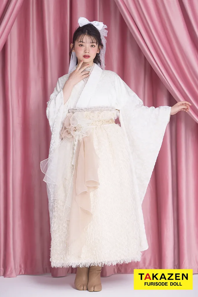 TAKAZENのレンタル振袖 くすみカラー　白/オフホワイト　ドレス袴　シャギー素材　洋風　ガーリー　かぶらない　ブーツスタイル　かわいい　南琴奈【通販可】R26001