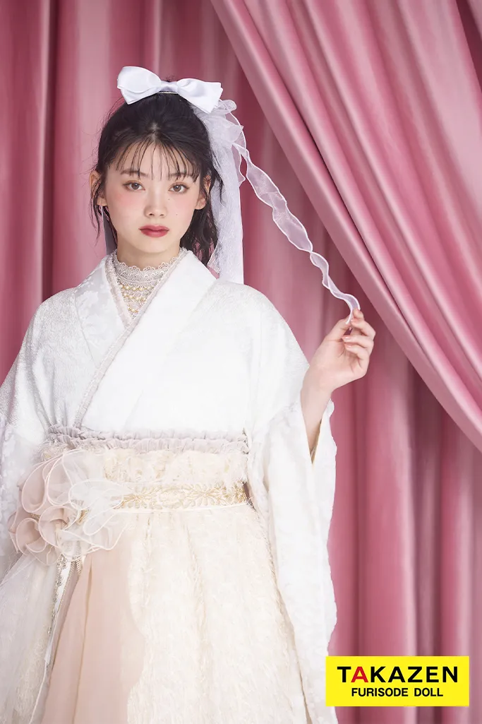 TAKAZENのレンタル袴 くすみカラー　白/オフホワイト　ドレス袴　シャギー素材　洋風　ガーリー　かぶらない　ブーツスタイル　かわいい　南琴奈【通販可】R26001