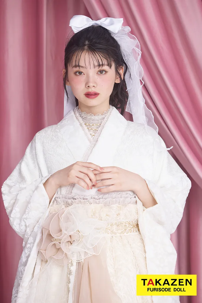TAKAZENのレンタル袴 くすみカラー　白/オフホワイト　ドレス袴　シャギー素材　洋風　ガーリー　かぶらない　ブーツスタイル　かわいい　南琴奈【通販可】R26001