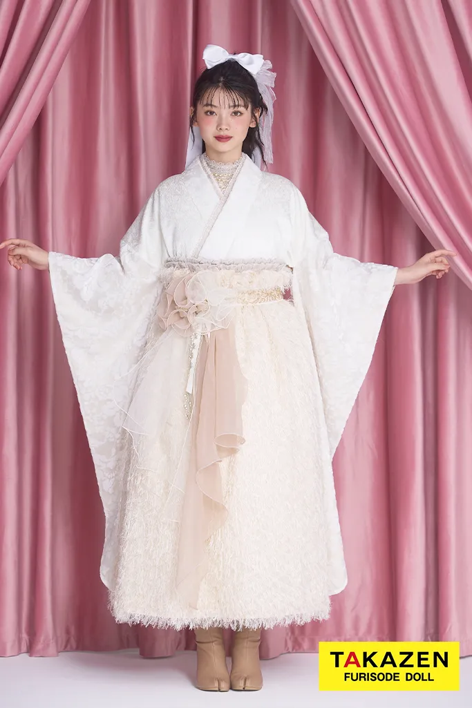 TAKAZENのレンタル袴 くすみカラー　白/オフホワイト　ドレス袴　シャギー素材　洋風　ガーリー　かぶらない　ブーツスタイル　かわいい　南琴奈【通販可】R26001
