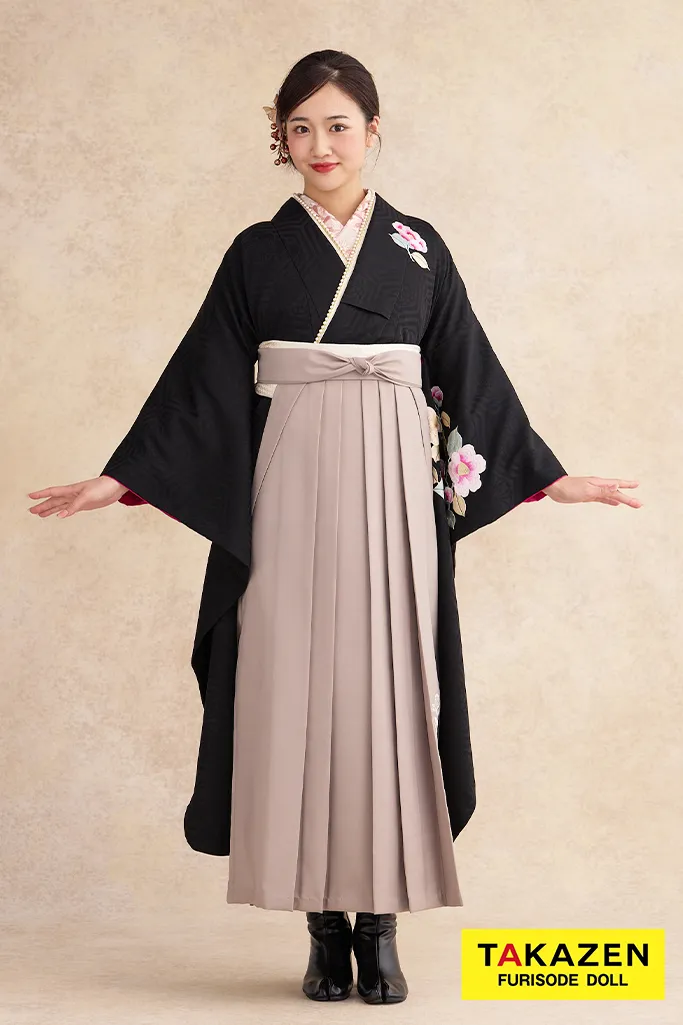 TAKAZENのレンタル袴 正統派古典　黒　椿刺繍　シンプル　大人っぽい　アンティーク調　レトロモダン　ブーツスタイル　天翔愛【通販可】R26004