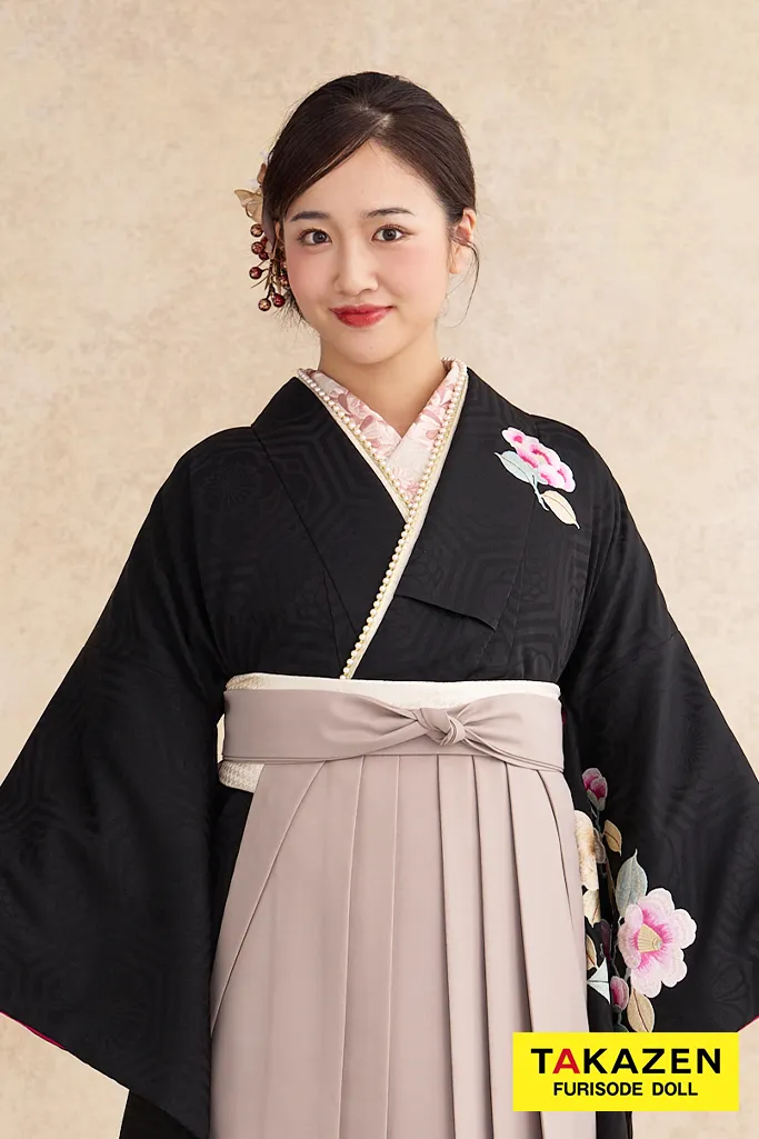 TAKAZENのレンタル袴 正統派古典　黒　椿刺繍　シンプル　大人っぽい　アンティーク調　レトロモダン　ブーツスタイル　天翔愛【通販可】R26004