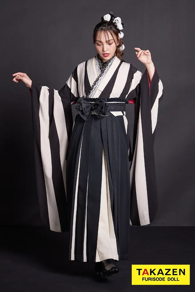 TAKAZENのレンタル振袖 レトロモダン　白/黒　ストライプ　シンプル　おしゃれ　個性的　大正ロマン　モノトーン　ブーツコーデ　香川るな【通販可】R26009