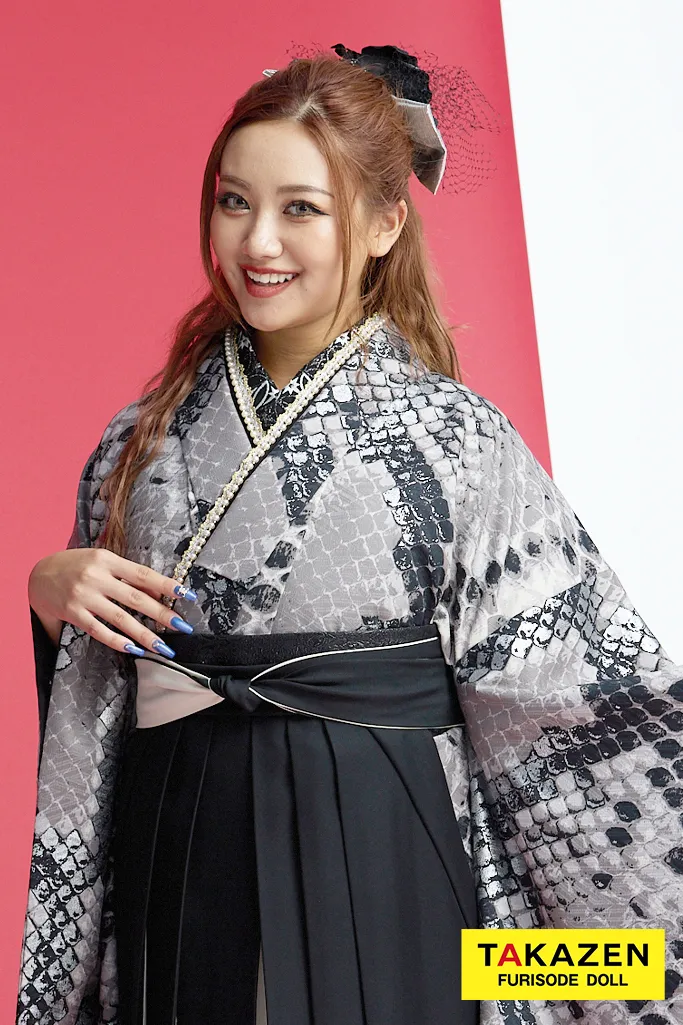 TAKAZENのレンタル袴 モード系　グレー　パイソン　かっこいい　ギャル　目立つ　派手　誰ともかぶらない　中村りおん【通販可】R26010