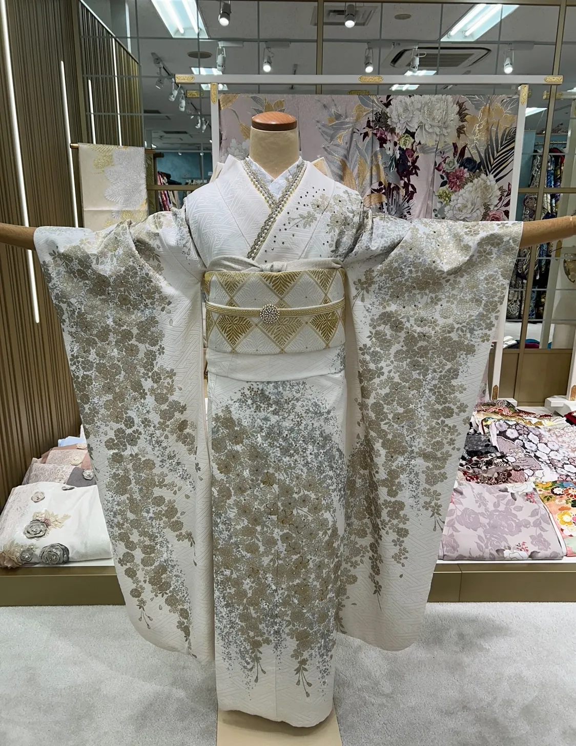 前撮り　振袖　撮影会　モード　　金彩加工　　関芳　　プレミアム古典　　上品な振袖　大人っぽい振袖　金の振袖