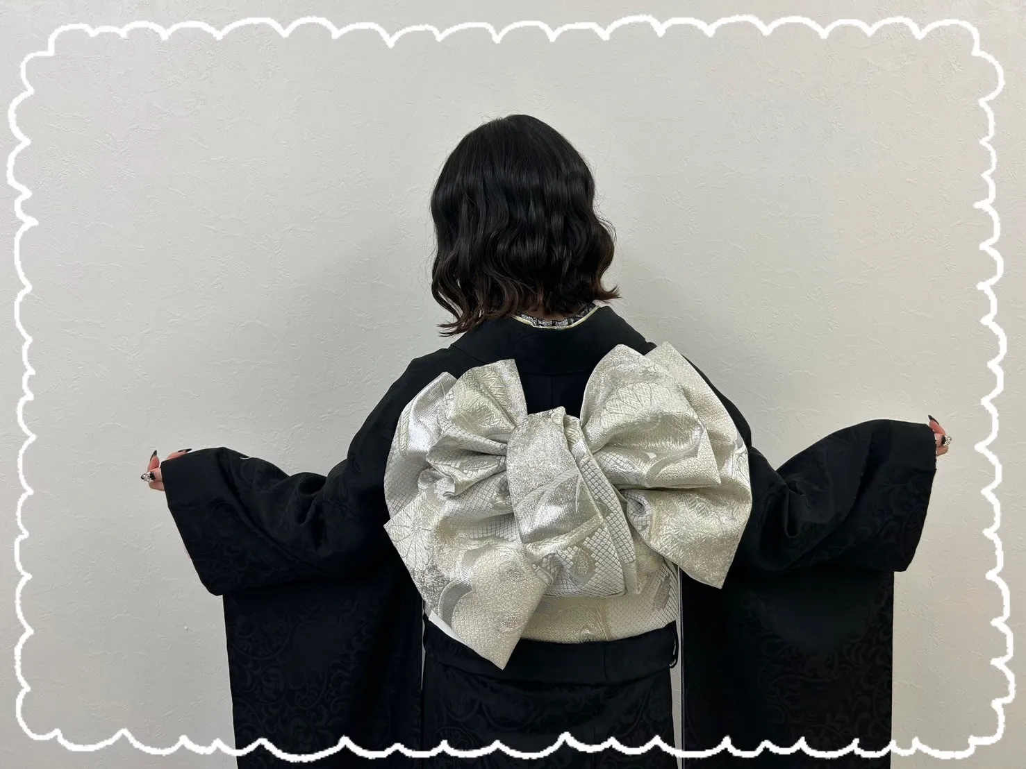 成人式 振袖 前撮り撮影会 ヴィンテージスタイル ブラック/黒ベース ワンポイント刺繍 人と被らない シンプル振袖 おしゃれな着こなし レースインナー/ブーツスタイル