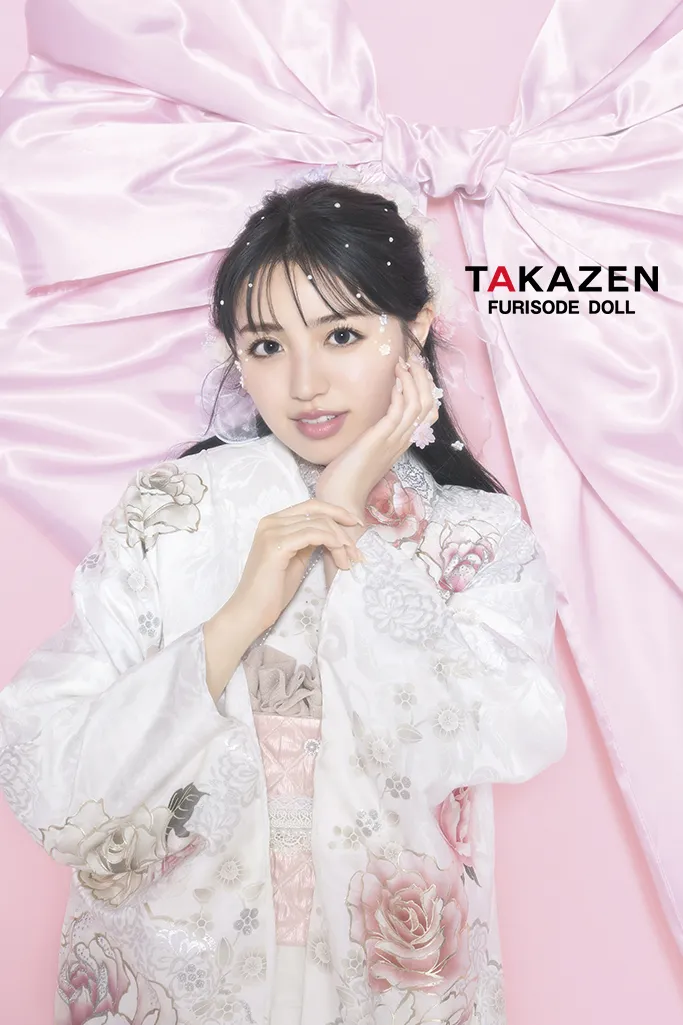 TAKAZENのレンタル振袖 最新作ヘップバーンコスメカラー　白/ピンク/くすみカラー　薔薇柄　かわいい　スワロフスキー/パール付き　ガーリー　キルティング帯　おしゃれ　香音【通販可】26001