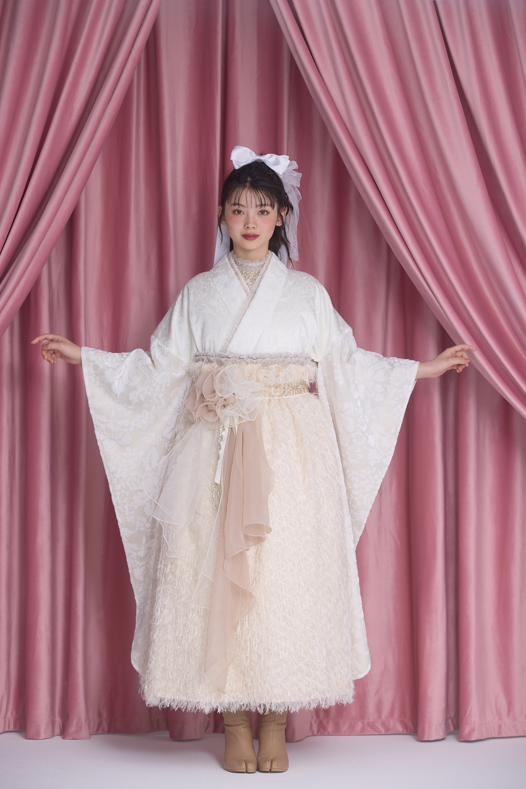 くすみカラー 白/オフホワイト ドレス袴 シャギー素材 洋風 ガーリー かぶらない ブーツスタイル かわいい 南琴奈 奈良 振袖