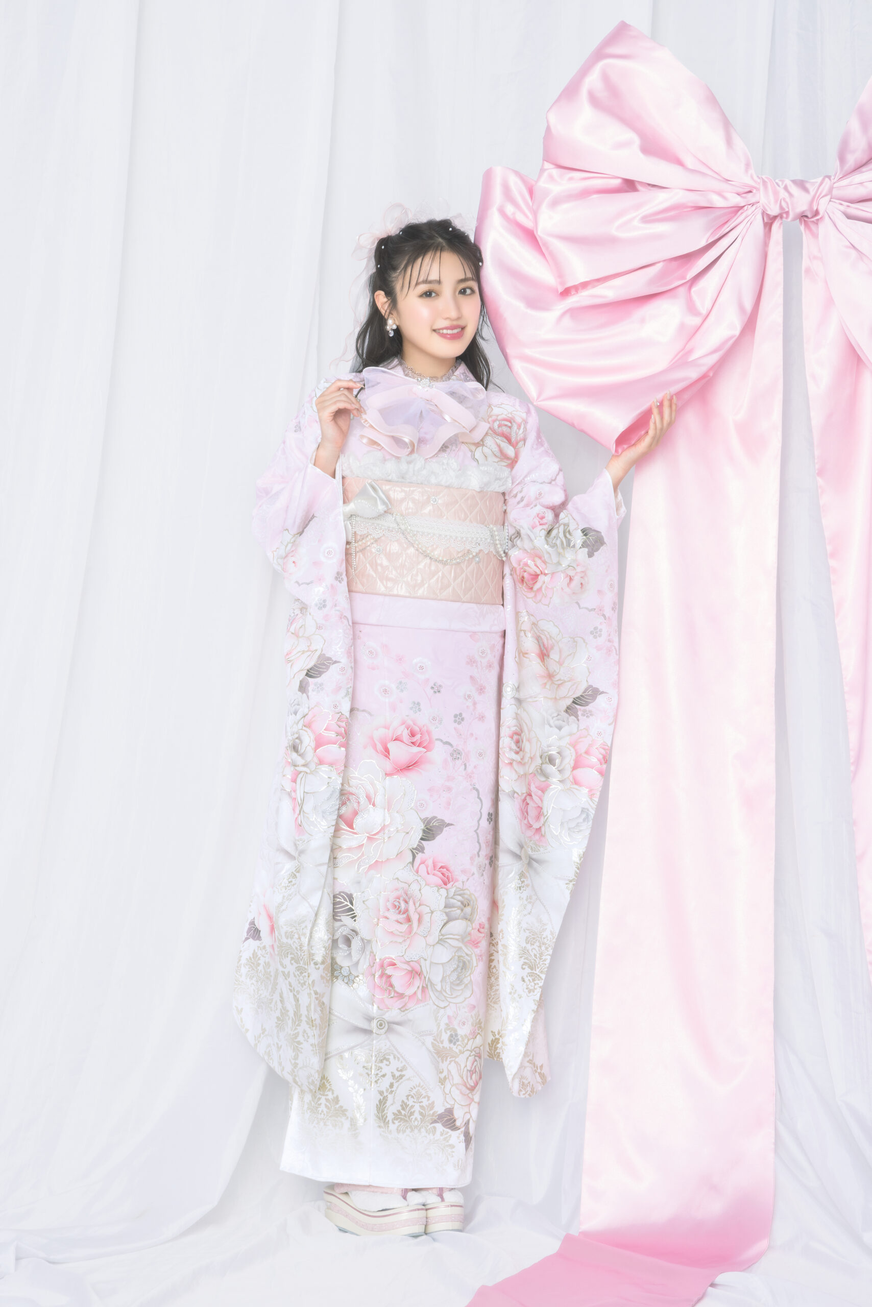 振袖　レンタル　奈良　振袖安い　最新作ヘップバーンコスメカラー　ピンク　バラ柄　甘めガーリー　スワロフスキー/パール付き　あざとかわいい　量産型　リボンコーデ　香音