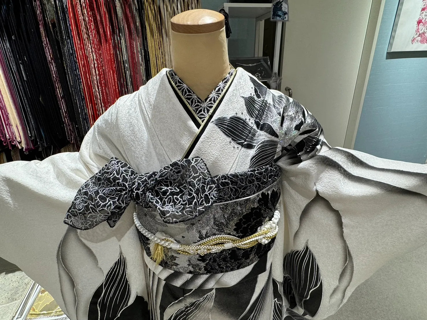 TAKAZEN　タカゼン　成人式振袖　振袖レンタル　モード　ギャルかわ　キラキラ　白黒