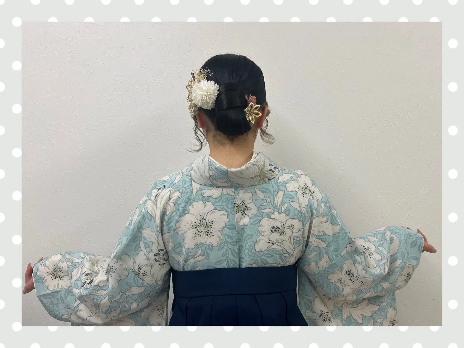卒業式 袴 前撮り撮影会 奈良 玉城ティナ×紅一点ブランド袴 水色/アイスブルー ユリ柄 かわいい 爽やか 寒色系 リボン半襟 トレンド