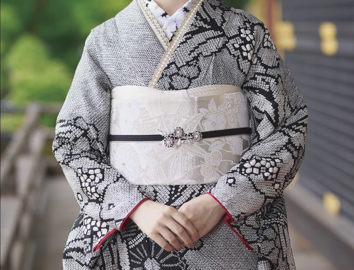 高級感あふれる総絞りの振袖を嵐莉奈ちゃんが着用してくださいました✨