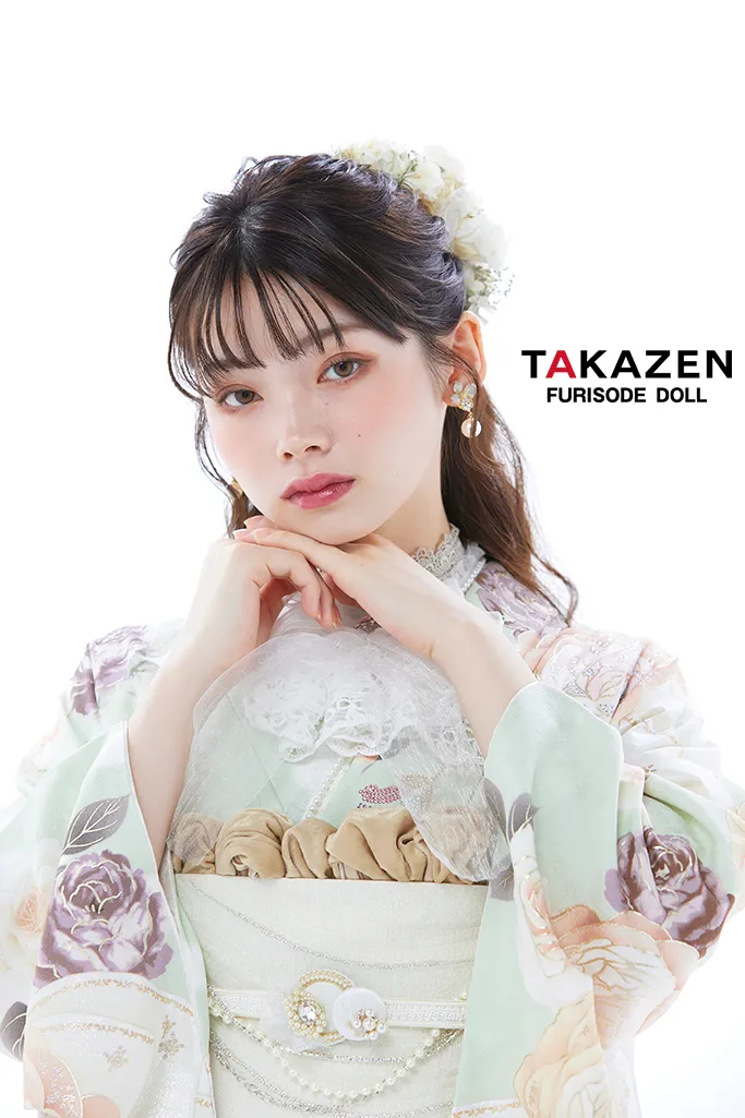 TAKAZENのレンタル振袖 ヘップバーン　ミントグリーン/淡い色/くすみ系　薔薇柄/リボン柄　かわいい　人とかぶらない　おしゃれ　南琴奈【通販可】23033