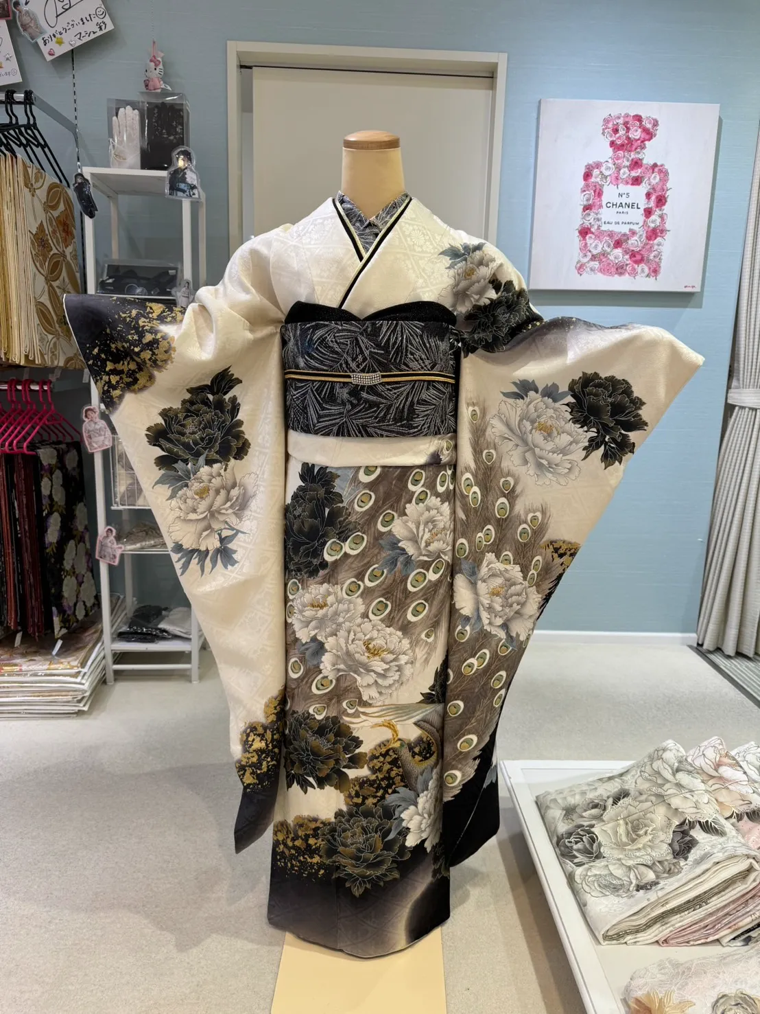 TAKAZEN　タカゼン　振袖レンタル　渋い　孔雀　白振袖