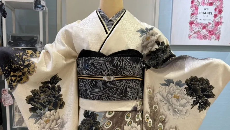 TAKAZEN　タカゼン　振袖レンタル　渋い　孔雀　白振袖