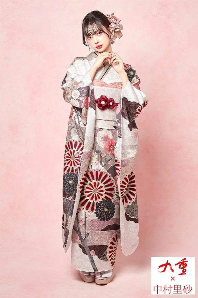 TAKAZENのレンタル振袖 九重×中村里砂 アイボリー/ニュアンスカラー 菊柄 かわいい レトロ古典振袖 お洒落 個性的 儚げ【通販可】K1161