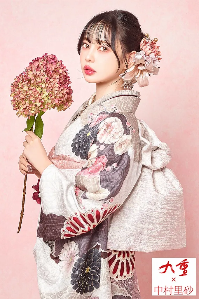 TAKAZENのレンタル振袖 九重×中村里砂　アイボリー/ニュアンスカラー　菊柄　かわいい　レトロ古典振袖　お洒落　個性的 　儚げ【通販可】K1161