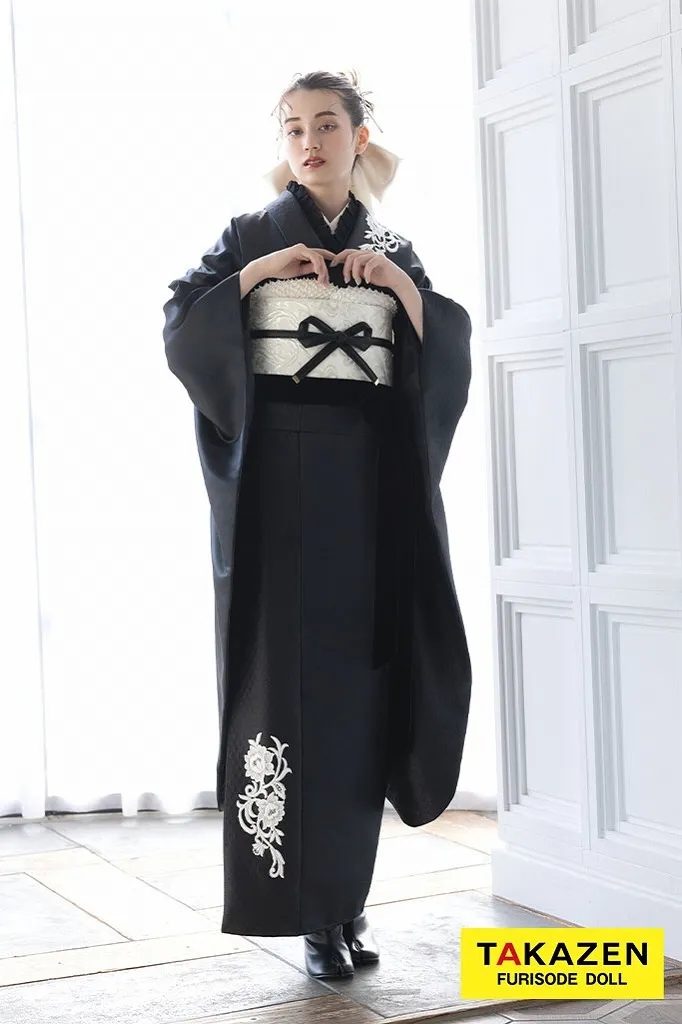 TAKAZENのレンタル振袖 ヴィンテージスタイル　黒　レザー素材　シンプル　大人っぽい　かっこいい　シック　ブーツコーデ【通販可】K1176※刺繍が黒になります