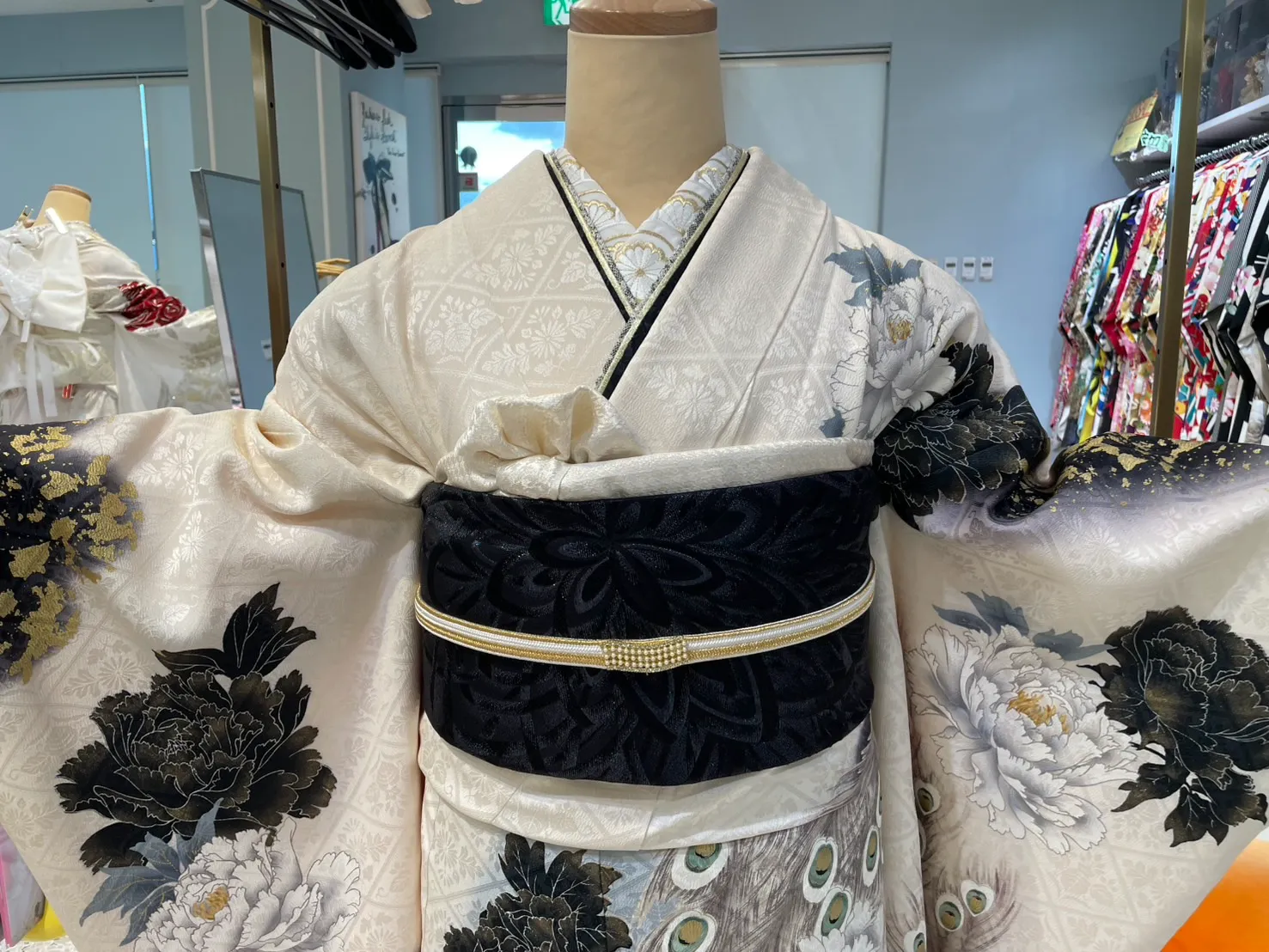 孔雀　振袖　かっこいい　成人式　レンタル　白黒