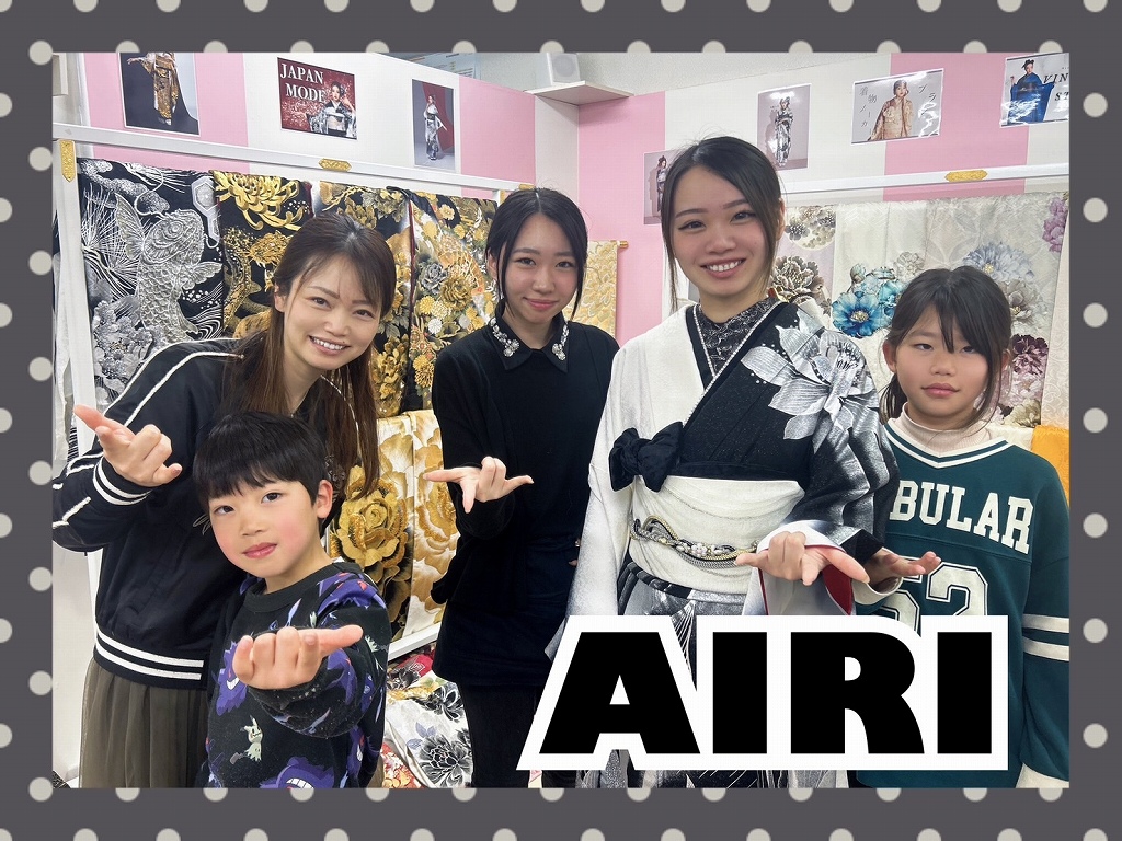 奈良 振袖レンタル ヘップバーンシャネルカラー 白/ゴールド バラ/リボン柄 スワロフスキー おしゃれな ドレッシー カメリア柄帯 南琴奈 モード 黒/シルバー 牡丹柄/大柄 派手 クール系振袖 キラキラスワロフスキー付き かっこいい クール ギャル 目立つ 今井アンジェリカ【通販可】24065