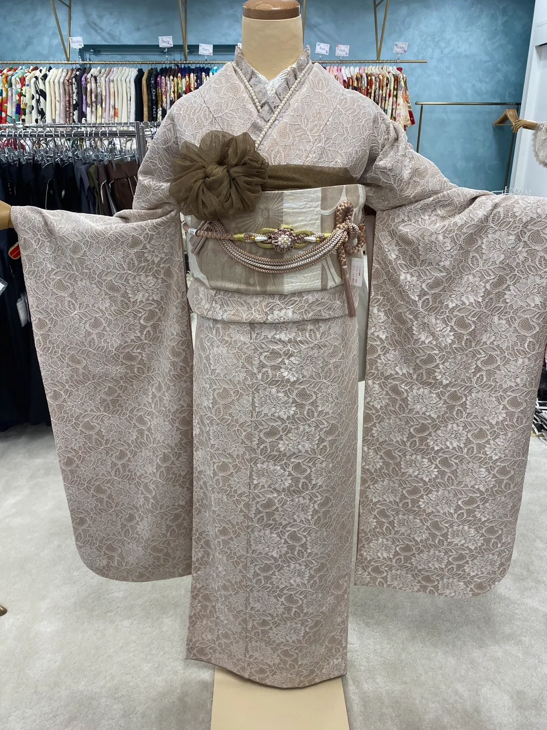 振袖レンタル　成人式大人気グラマーちーちゃん着用振袖　なんば　心斎橋キュートガーリー　薄ピンク/淡色　総レース　かわいい
