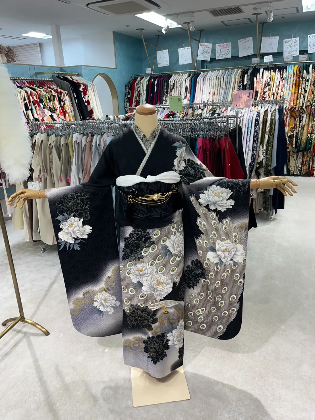 振袖レンタル　成人式　なんば　心斎橋孔雀柄かわいいカッコいい