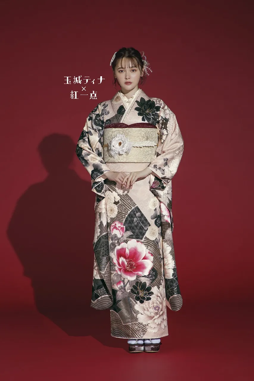 TAKAZENのレンタル振袖 玉城ティナ×紅一点ブランド振袖　ピンクベージュ/くすみ系　牡丹柄/桜柄　人とかぶらない　おしゃれ　やわらかい雰囲気【通販可】K1179